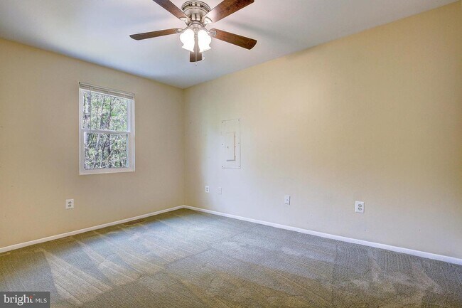 Building Photo - 831 Calvert Towne Dr