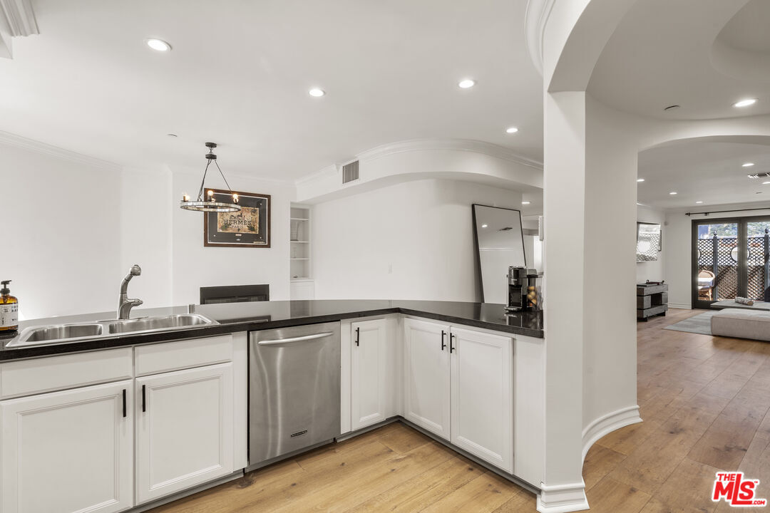 Primary Photo - 122 N Clark Dr