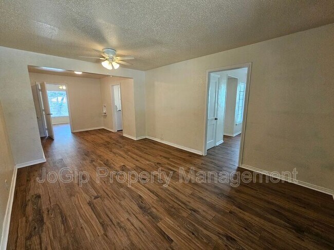 Foto del edificio - 6540 Hollis Ave