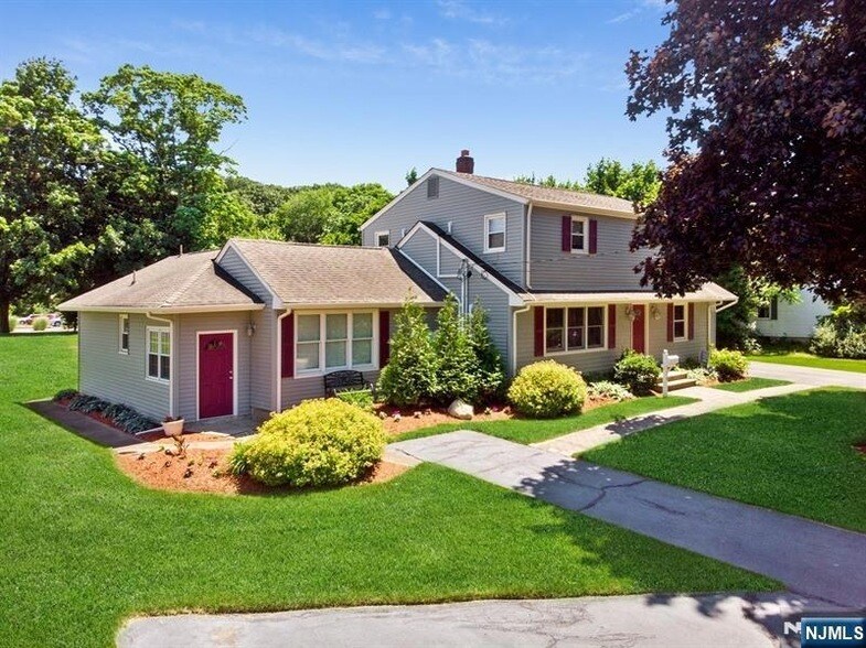 Foto principal - 326 Ramapo Valley Rd