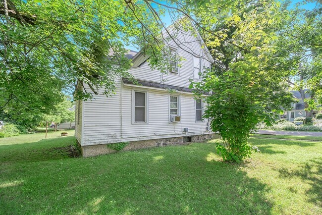 Foto del edificio - $899-Large, remodeled one bedroom apartment - ask about our Security Deposit Alternative!