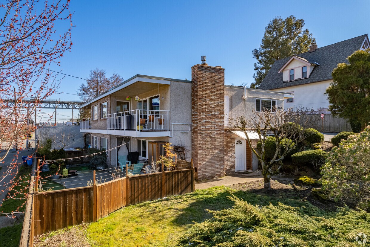 Exterior - 2932 Mayfair Ave N