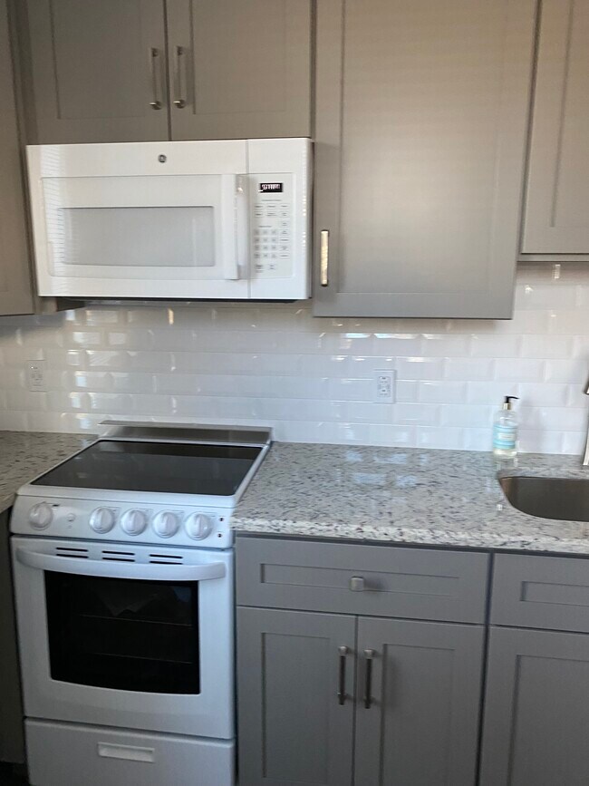 Kitchen - 411 Valley Rd