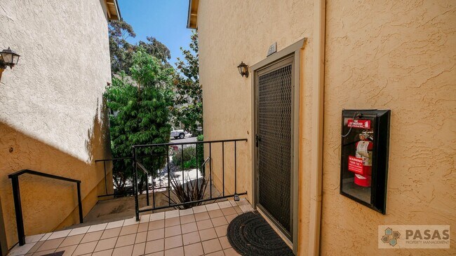 Building Photo - 2BR/2.5BA Condo w/ Garage & Pool