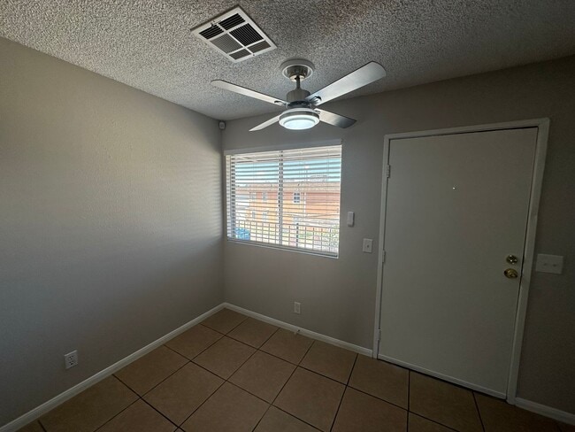 Building Photo - Two Bedroom/One Bathroom