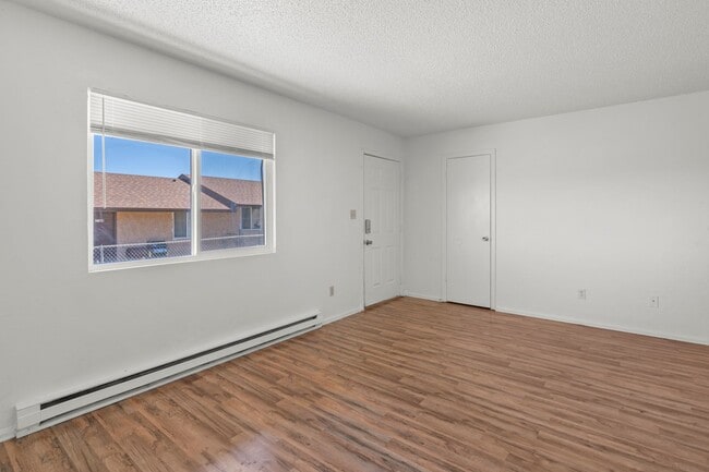 Foto del edificio - Remodeled Duplex in Pueblo West! Washer Dryer in unit!