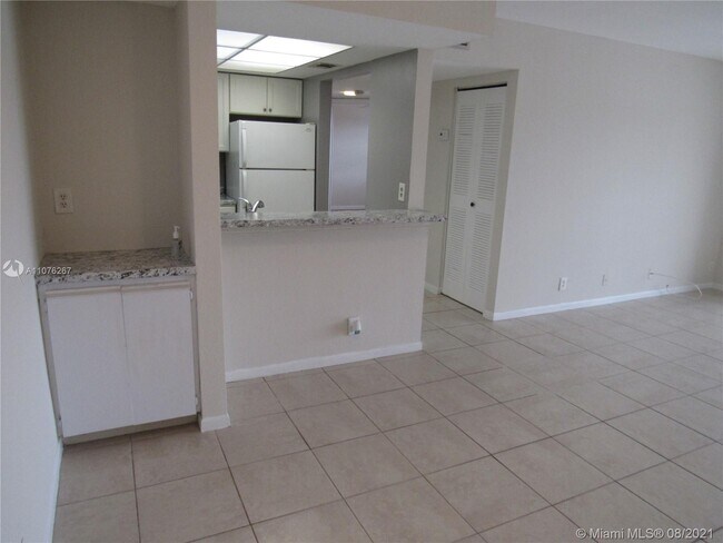 Building Photo - 1508 SE Royal Green Cir