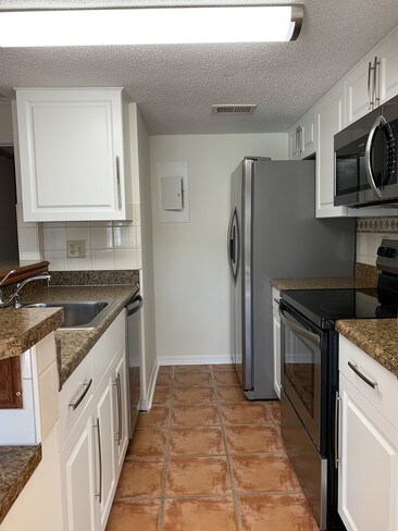 Building Photo - 549 Sun Ridge Pl