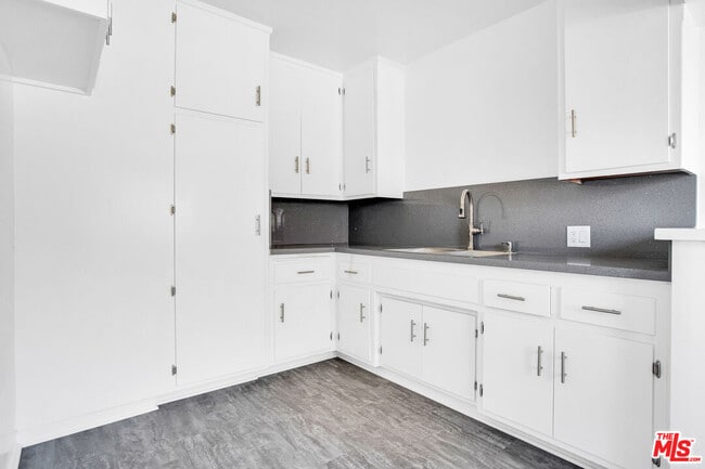 Building Photo - 176 W Elmwood Ave