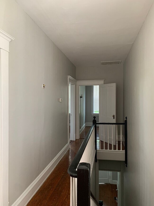 Building Photo - 2210 Parkwood Ave