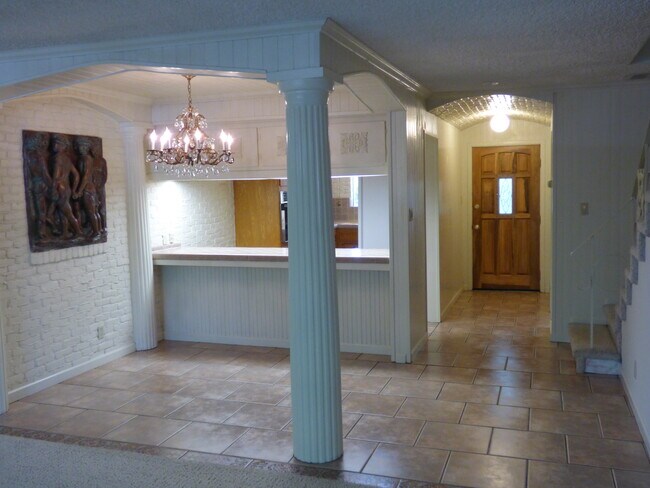 Hall de entrada, Comedor - 6016 S Land Park Dr