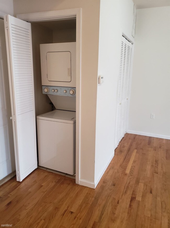 Foto del edificio - 2 br, 1 bath  - 650 Communipaw Ave  Unit