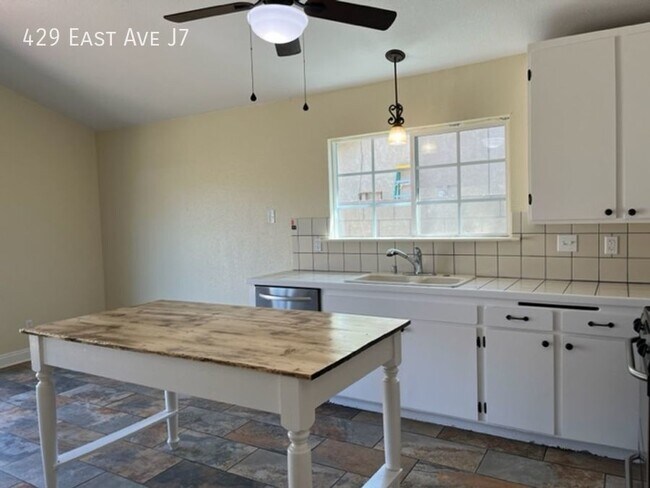 Foto del edificio - 429 East Ave J7-
