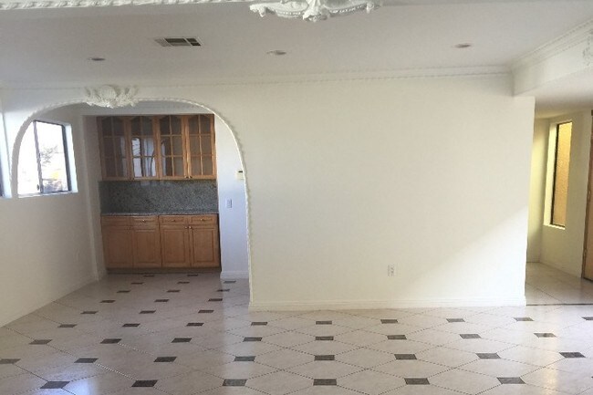 Building Photo - 5545 Whitsett Ave