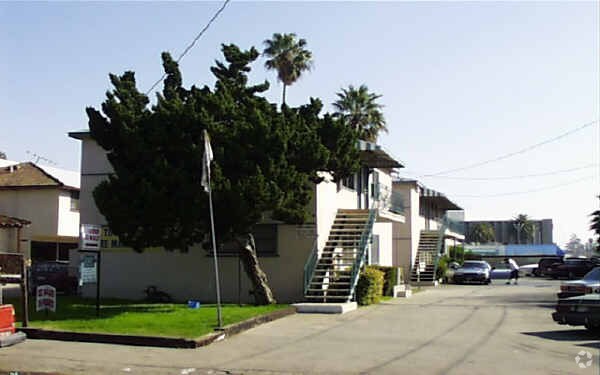 Foto del edificio - 6918 Vesper Ave