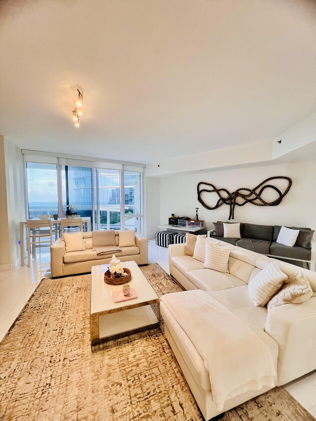 Foto principal - 15811 Collins Ave