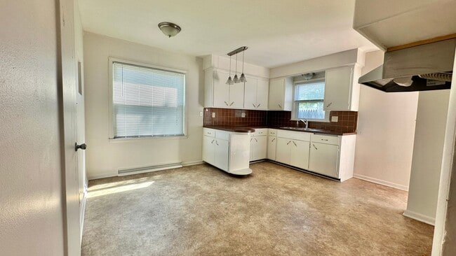 Building Photo - MOVE-IN READY 3-BED, 1-BATH CHARMING CAPE ...