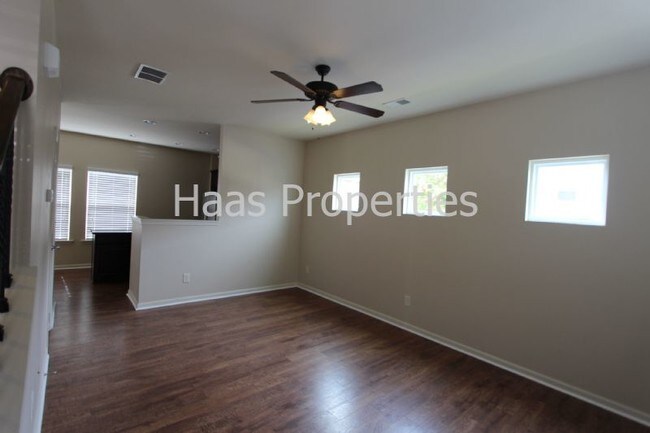 Building Photo - 700 Barberry Dr