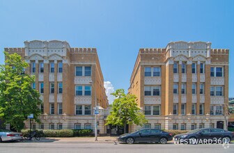 Building Photo - 4240 N Clarendon Ave