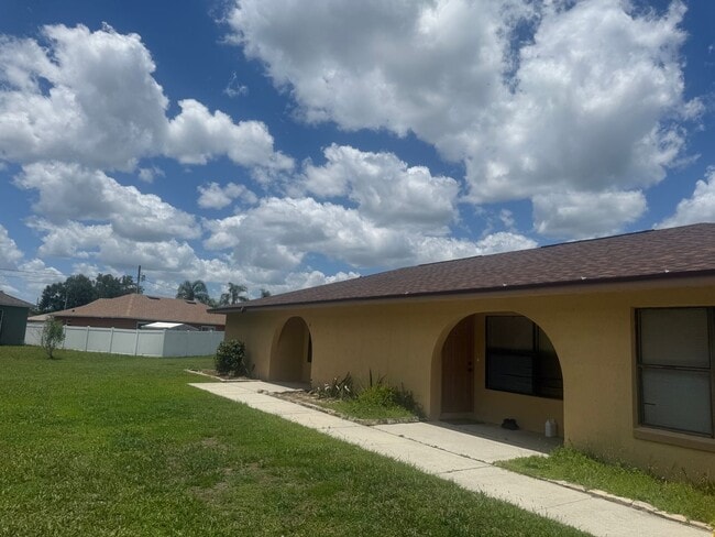 Building Photo - Spacious Duplex in Poinciana