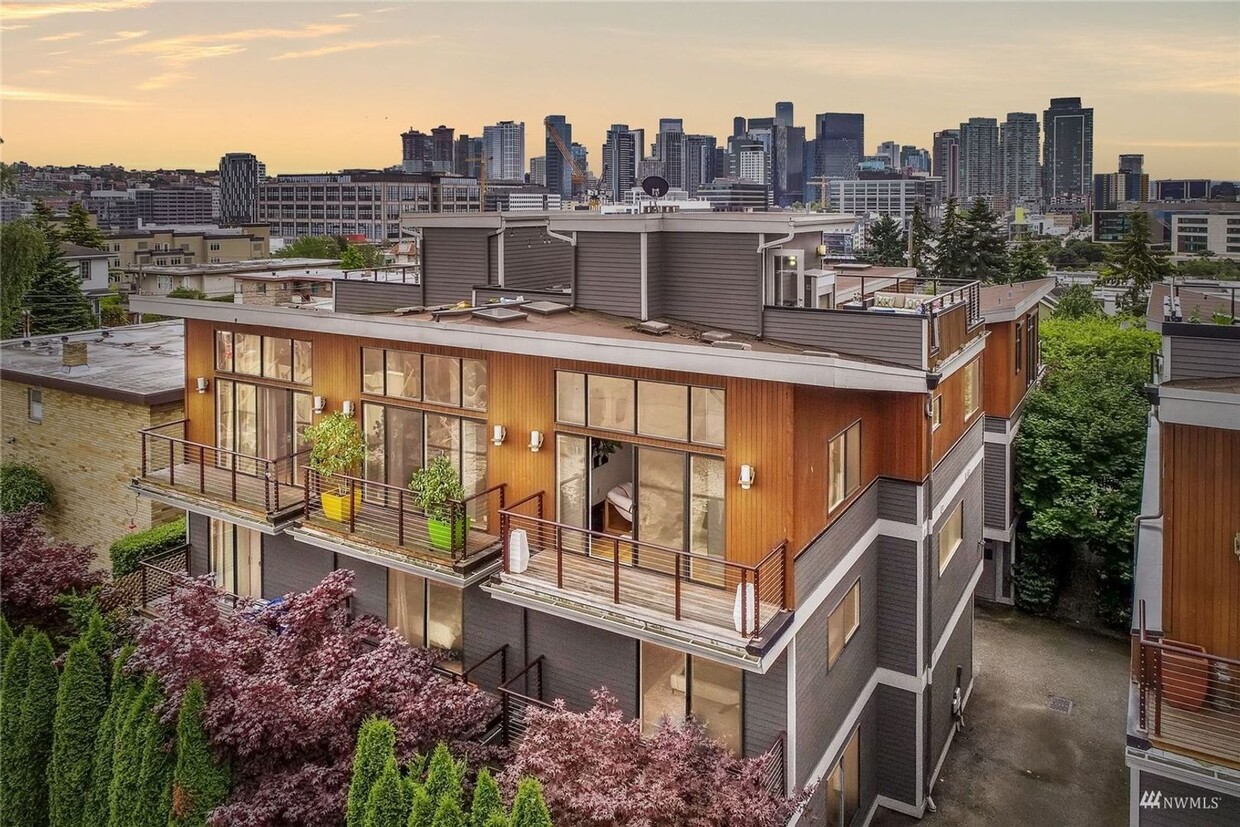 Foto principal - Modern 2 Bedroom Townhouse in Queen Anne