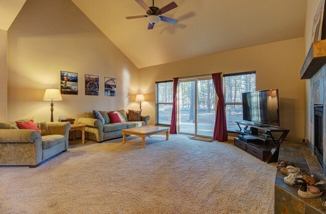 Building Photo - Seasonal Rental- Available through April 3...