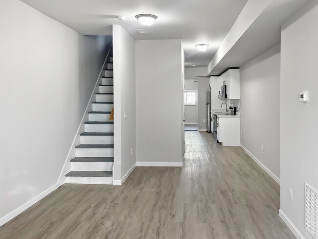 Foto del edificio - 1572 Carswell St