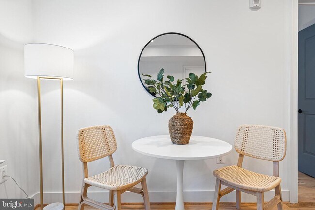 Building Photo - 1007 Bryant St NE