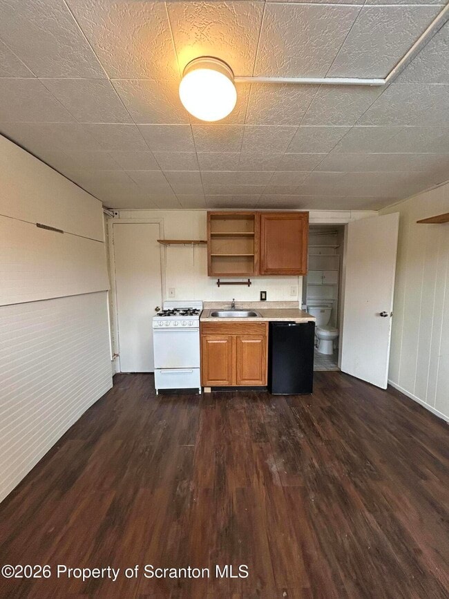 Building Photo - 1395-1395 Old Trail Rd