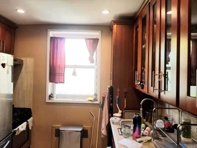 Foto del edificio - 42-65-65 Kissena Blvd