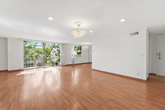 Foto del edificio - 100 S Doheny Dr
