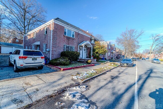 Building Photo - 187 Midland Pl