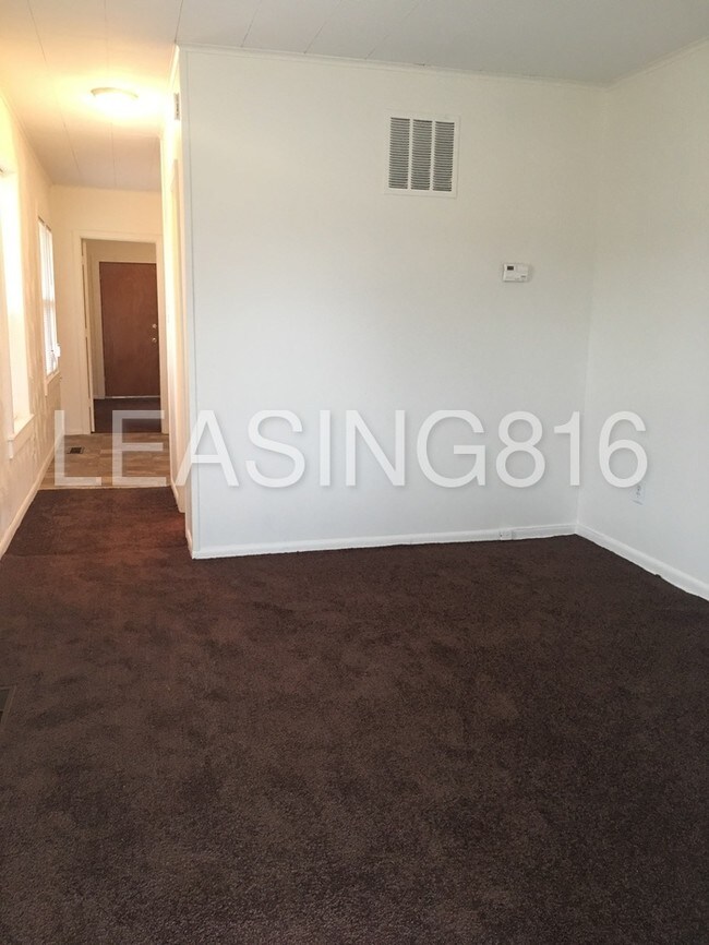 Building Photo - Upper Apt in KCK!