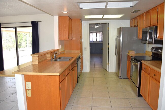 Building Photo - 12411 W Foxfire Dr