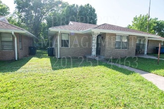 Building Photo - 704 S Cline Rd