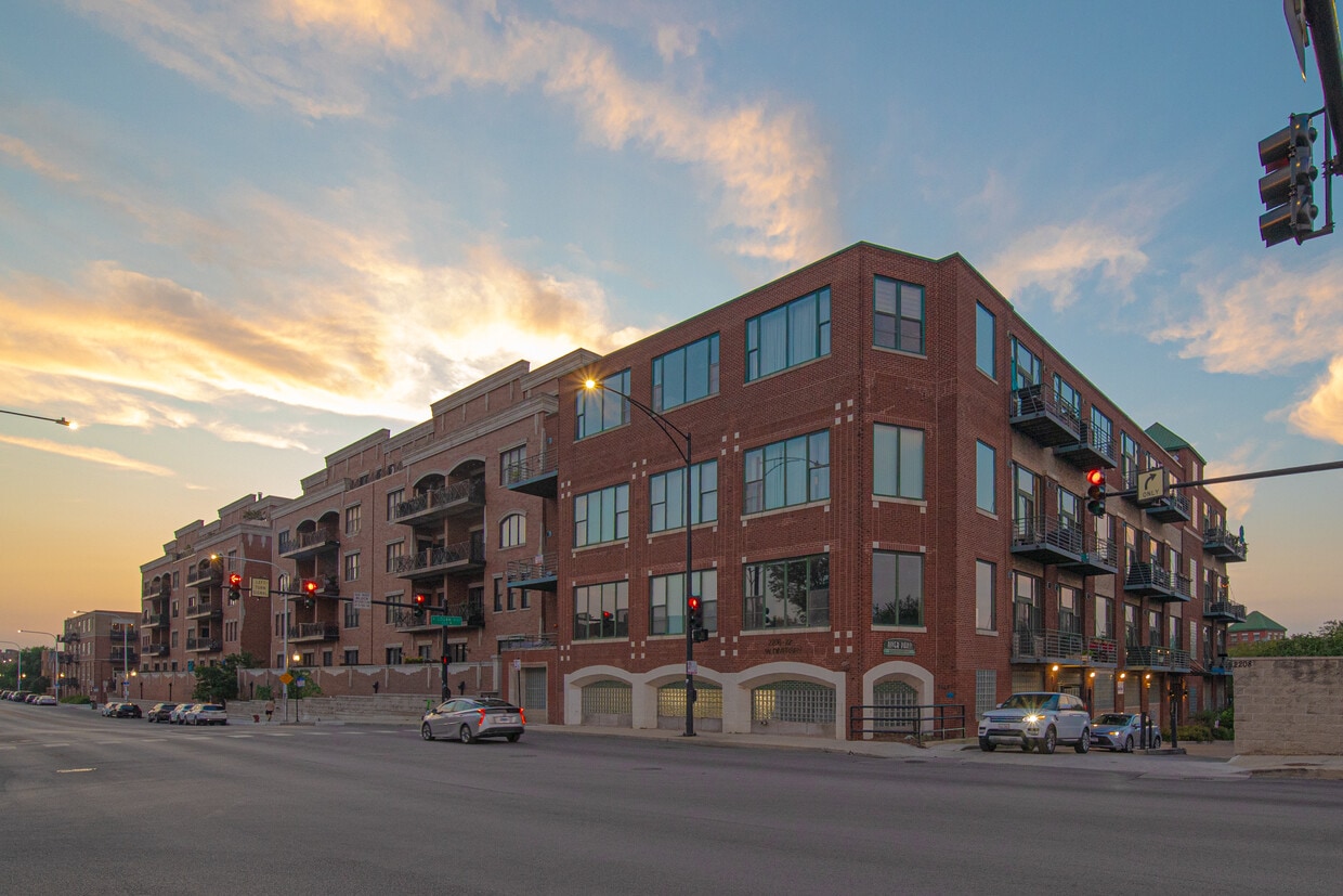 Primary Photo - 2222 W Diversey Ave
