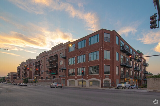 Building Photo - 2222 W Diversey Ave