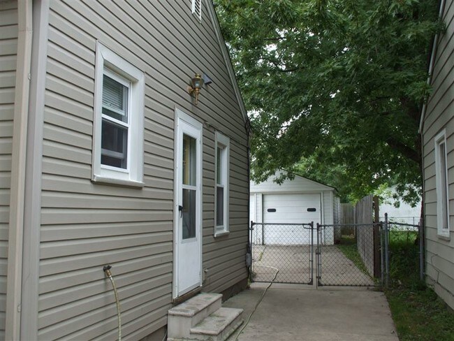 Building Photo - 28073 Waverly St