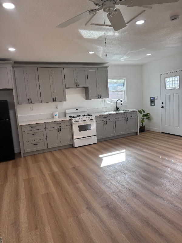 Building Photo - 6120 California Ave