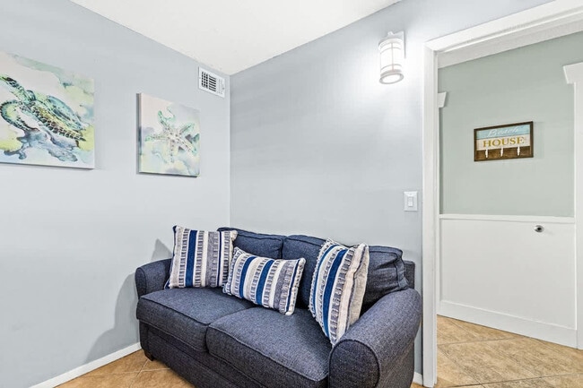 Foto del edificio - 8743 Thomas Dr