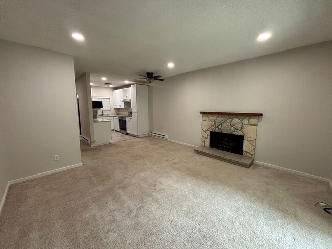 Building Photo - Beautiful updated Condo in Bellevue! (phot...