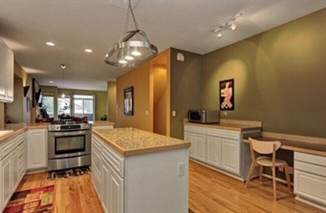 Foto del edificio - 315 Coryell Ct E