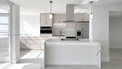 Building Photo - 18051 Biscayne Blvd