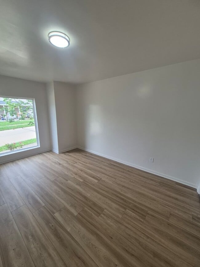 Photo - 143 Kenton St, Elsmere, KY – Spacious 3-Bedroom, 2-Bath Home