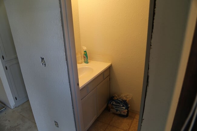 Building Photo - 3 bed/1.5 bath duplex Remodel Done 9/20/2025