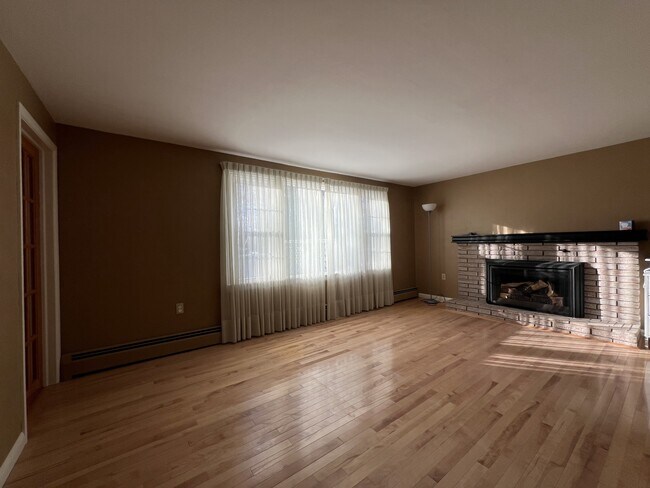 Building Photo - 53 Maple Ave