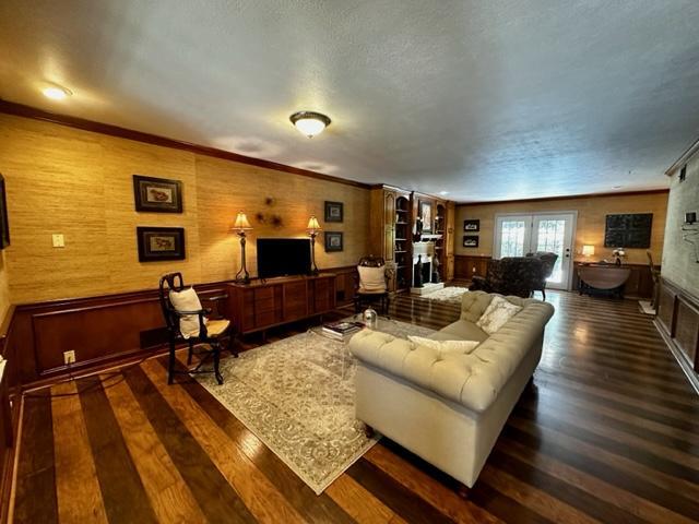 Foto del edificio - 2413 Lou Ln