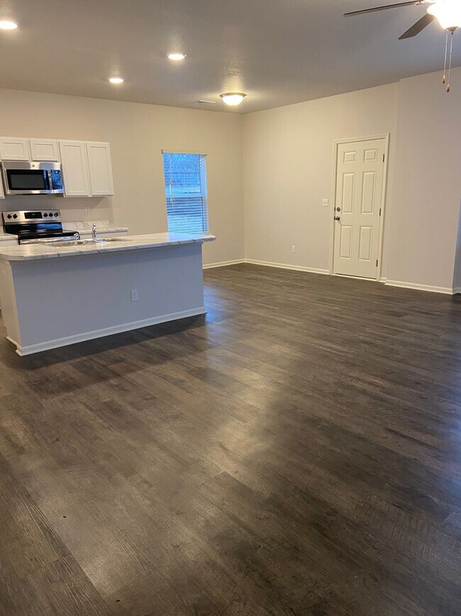 Foto del edificio - *Pre-leasing* Three Bedroom | Two and a Ha...