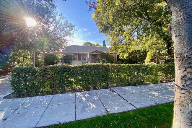 Foto del edificio - 901 N Indian Hill Blvd