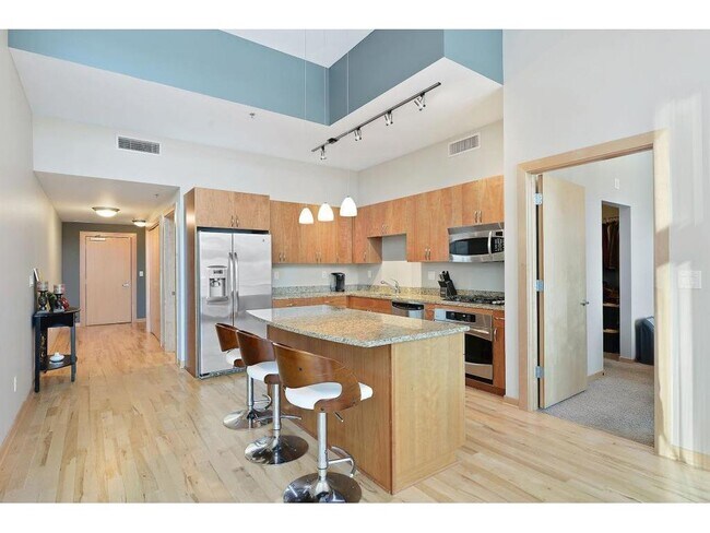 Building Photo - 215 10th Ave S
